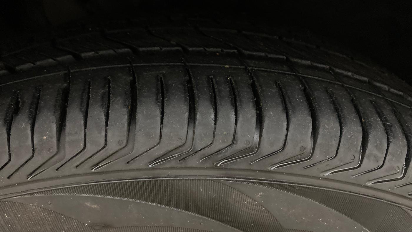2021 Mahindra XUV700 AX 7 LUXURY P AT 7 STR, Petrol, Automatic, 1,01,825 km, Right Front Tyre Tread