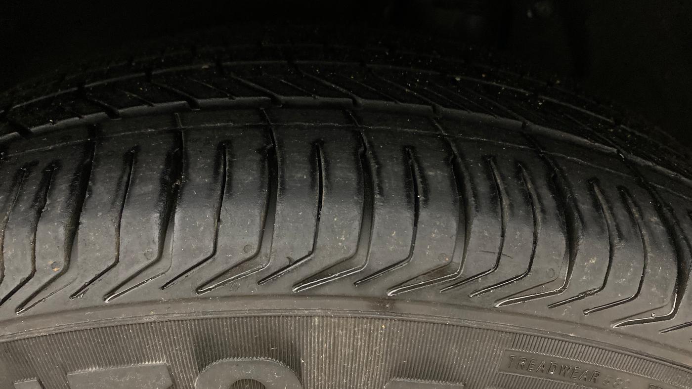 2021 Mahindra XUV700 AX 7 LUXURY P AT 7 STR, Petrol, Automatic, 1,01,825 km, Left Rear Tyre Tread