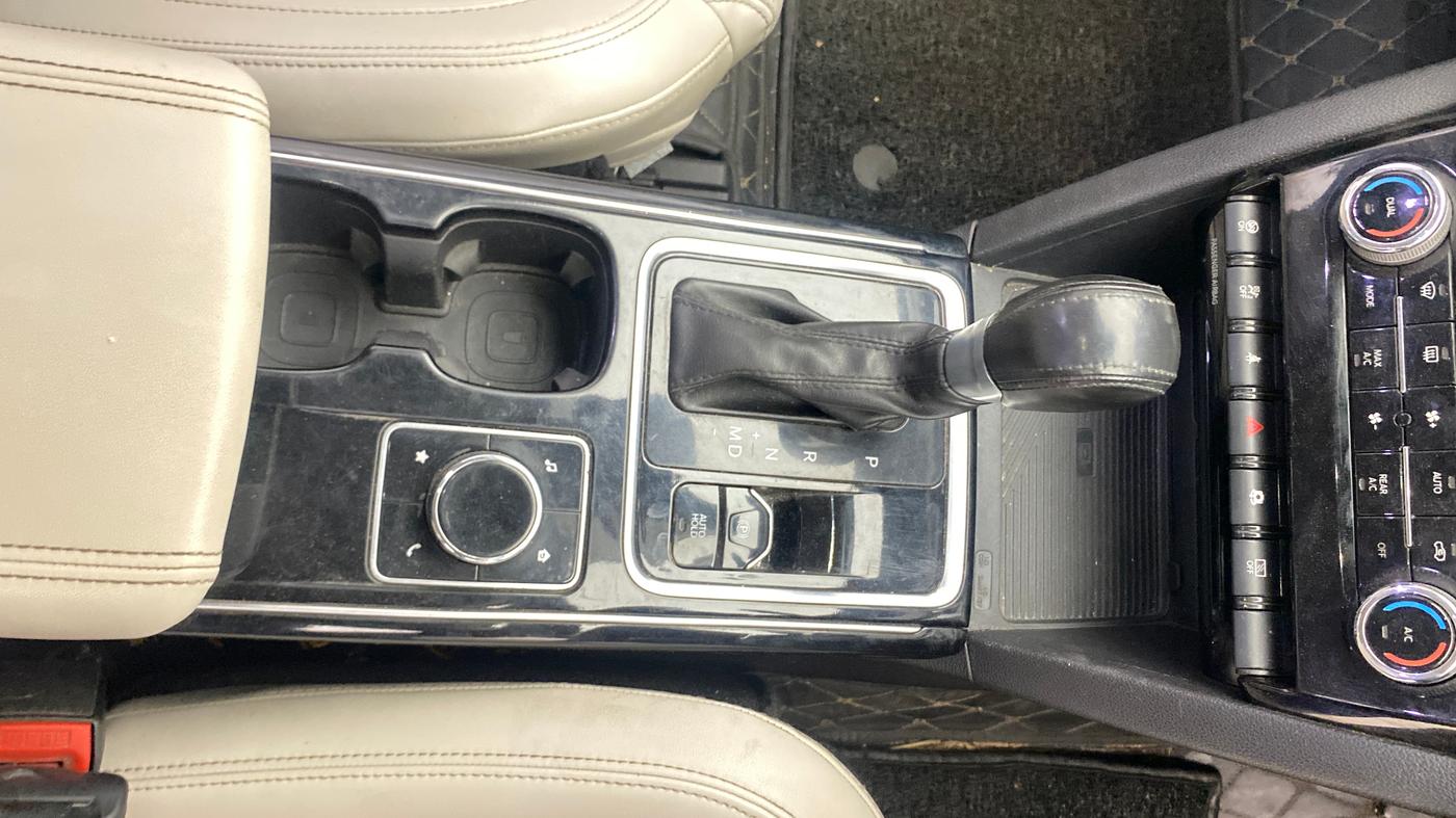 2021 Mahindra XUV700 AX 7 LUXURY P AT 7 STR, Petrol, Automatic, 1,01,825 km, Gear Lever