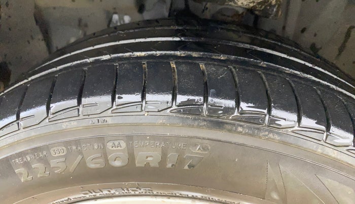 2017 Jeep Compass LIMITED 2.0 DIESEL, Diesel, Manual, 1,06,428 km, Left Front Tyre Tread