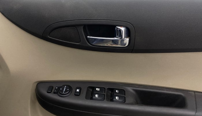 2014 Hyundai i20 ASTA 1.4 CRDI, Diesel, Manual, 1,04,057 km, Driver Side Door Panels Control