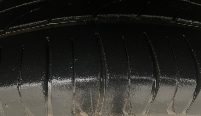 2014 Hyundai i20 ASTA 1.4 CRDI, Diesel, Manual, 1,04,057 km, Left Front Tyre Tread