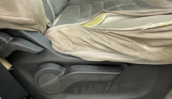 2019 Mahindra MARAZZO M4 7STR, Diesel, Manual, 92,902 km, Driver Side Adjustment Panel