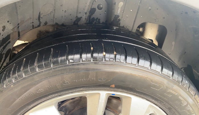 2019 Mahindra XUV300 W8 1.5 DIESEL, Diesel, Manual, 1,33,882 km, Right Rear Tyre Tread