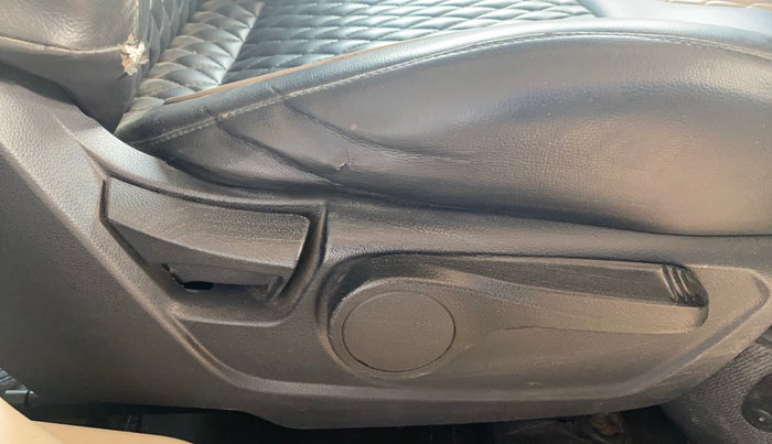 2019 Mahindra XUV300 W8 1.5 DIESEL, Diesel, Manual, 1,33,882 km, Driver Side Adjustment Panel