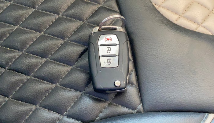 2019 Mahindra XUV300 W8 1.5 DIESEL, Diesel, Manual, 1,33,882 km, Key Close Up