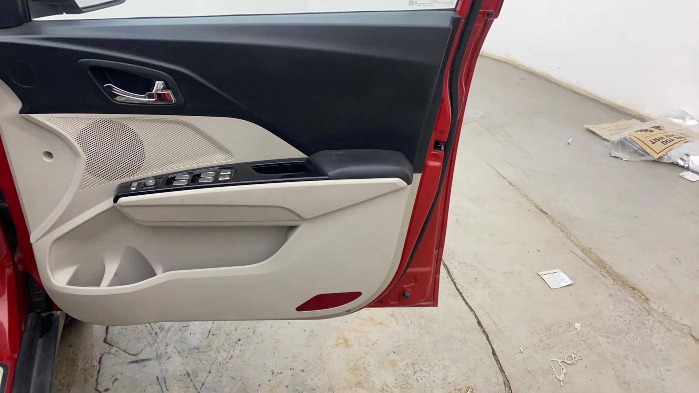 2022 Mahindra XUV300 W8 (O) 1.5 DIESEL, Diesel, Manual, 80,998 km, Driver Side Door Panels Control