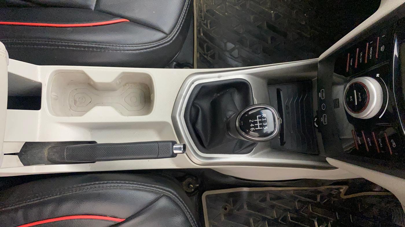 2022 Mahindra XUV300 W8 (O) 1.5 DIESEL, Diesel, Manual, 80,998 km, Gear Lever