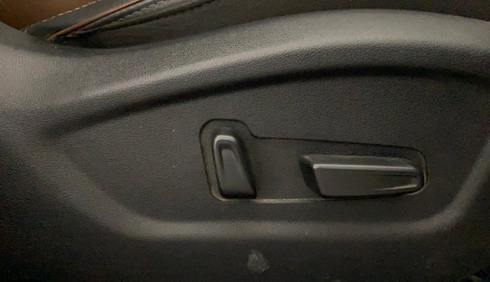 2022 Hyundai ALCAZAR PLATINUM(O) 7STR 1.5 AT, Diesel, Automatic, 43,901 km, Driver Side Adjustment Panel