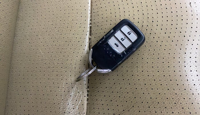 2017 Honda City 1.5L I-VTEC VX, Petrol, Manual, 1,10,764 km, Key Close Up