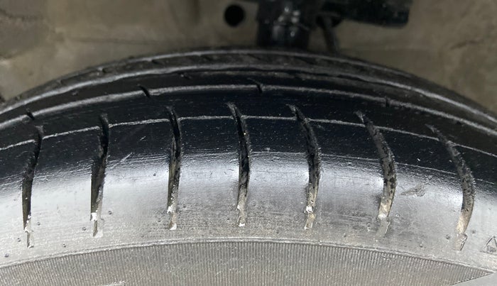 2010 Maruti Ritz LXI, Petrol, Manual, 78,158 km, Left Front Tyre Tread