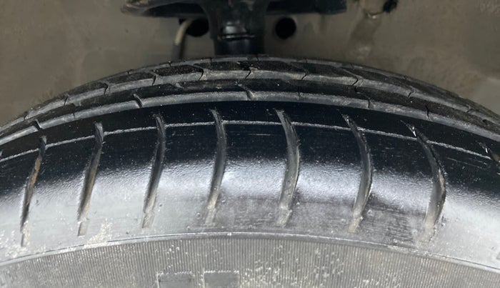 2010 Maruti Ritz LXI, Petrol, Manual, 78,158 km, Right Front Tyre Tread