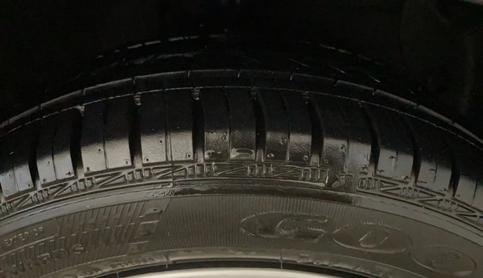 2017 Hyundai Grand i10 MAGNA AT 1.2 KAPPA VTVT, Petrol, Automatic, 17,283 km, Right Front Tyre Tread