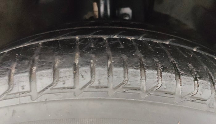 2016 Maruti Baleno ZETA PETROL 1.2, CNG, Manual, 88,321 km, Right Front Tyre Tread