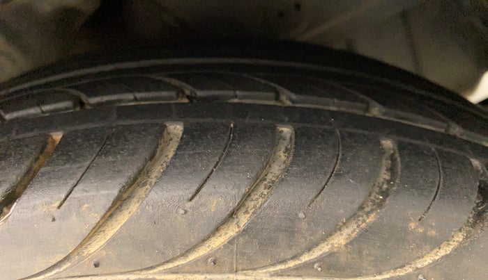 2014 Hyundai Eon SPORTZ, Petrol, Manual, 46,345 km, Right Front Tyre Tread