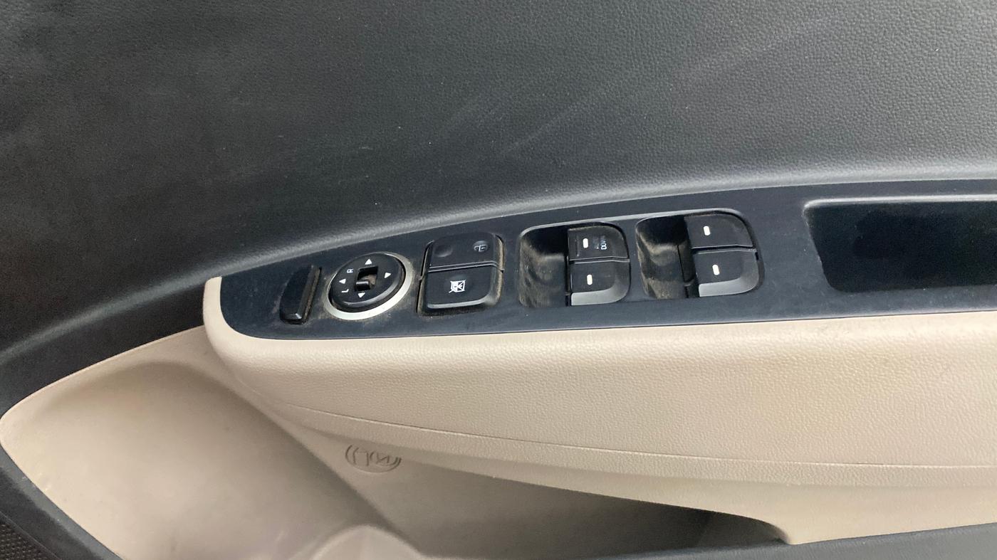 2018 Hyundai Grand i10 SPORTZ AT 1.2 KAPPA VTVT, CNG, Automatic, 89,847 km, Driver Side Door Panels Control