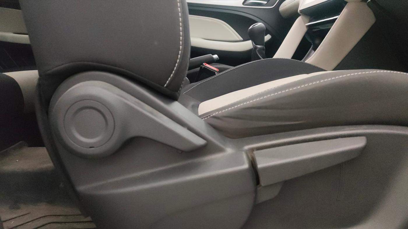 2023 MG ASTOR SUPER 1.5 MT, Petrol, Manual, 16,248 km, Driver Side Adjustment Panel