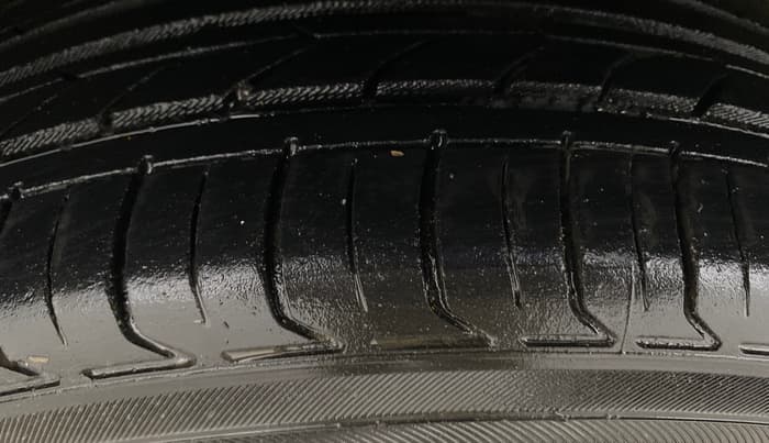 2016 Volkswagen Ameo HIGHLINE1.2L, Petrol, Manual, 40,059 km, Left Front Tyre Tread