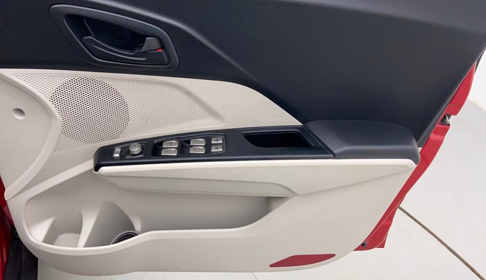 2020 Mahindra XUV300 1.2 W6 MT, Petrol, Manual, 9,690 km, Driver Side Door Panels Controls