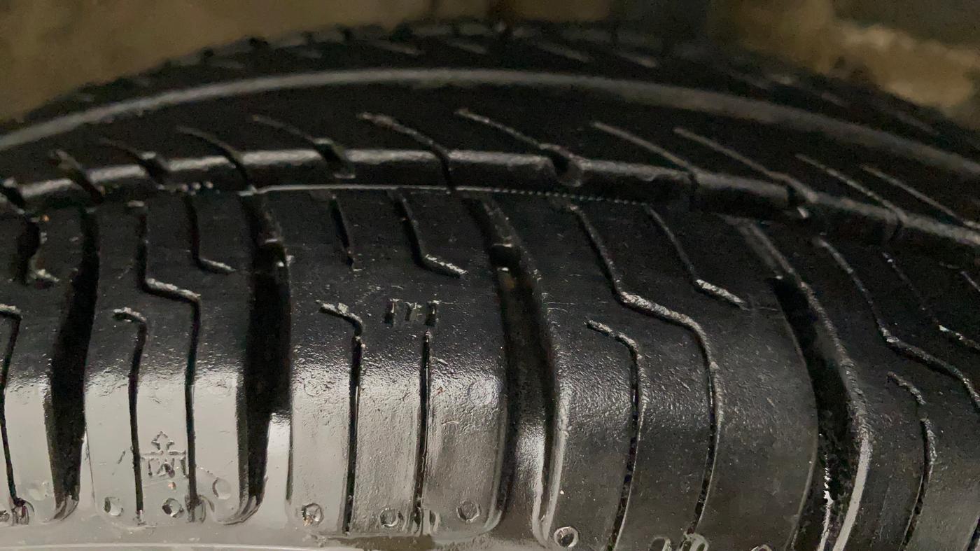 2015 Maruti Wagon R 1.0 LXI CNG, CNG, Manual, 27,670 km, Right Front Tyre Tread