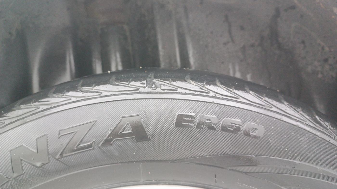 2017 Volkswagen Ameo COMFORTLINE 1.2L, Petrol, Manual, 1,39,949 km, Right Rear Tyre Tread