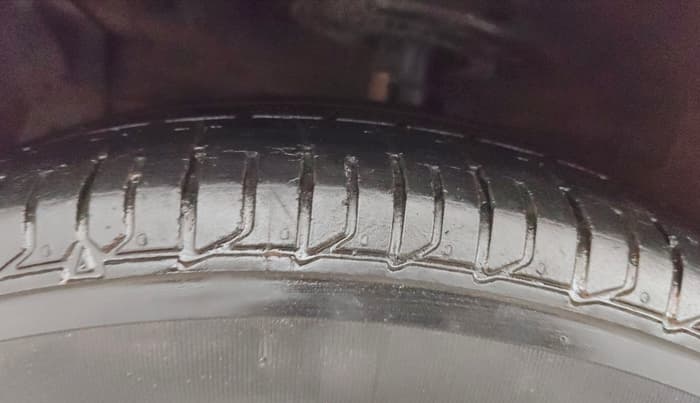 2016 Maruti Ciaz ZDI SHVS, Diesel, Manual, 97,574 km, Left Front Tyre Tread