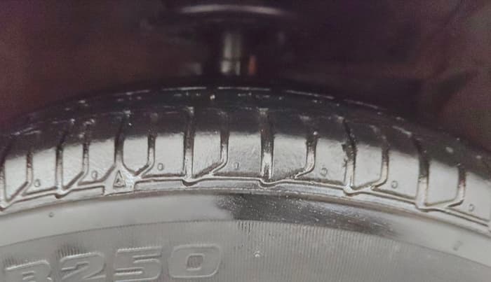 2016 Maruti Ciaz ZDI SHVS, Diesel, Manual, 97,574 km, Right Front Tyre Tread