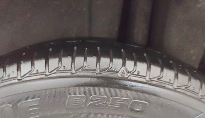 2016 Maruti Ciaz ZDI SHVS, Diesel, Manual, 97,574 km, Left Rear Tyre Tread