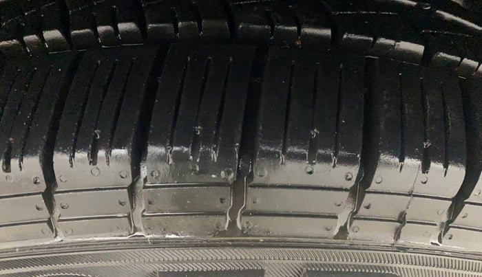 2015 Mahindra XUV500 W10, Diesel, Manual, 77,461 km, Left Front Tyre Tread