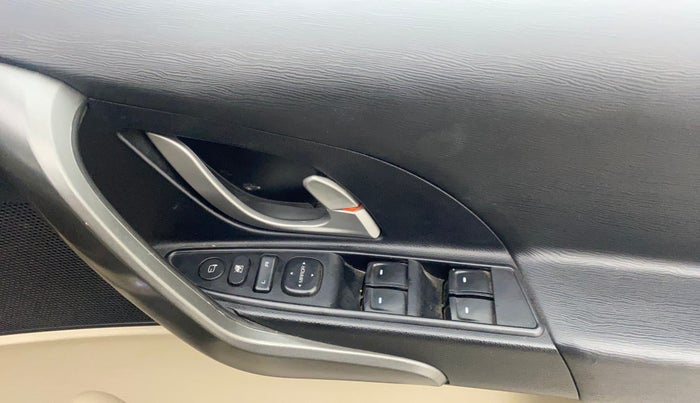 2015 Mahindra XUV500 W10, Diesel, Manual, 77,461 km, Driver Side Door Panels Control