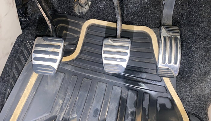 2015 Mahindra XUV500 W10, Diesel, Manual, 77,461 km, Pedals