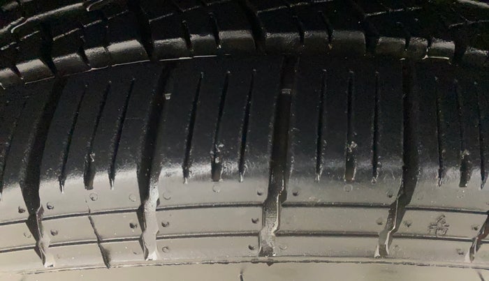 2015 Mahindra XUV500 W10, Diesel, Manual, 77,461 km, Right Front Tyre Tread