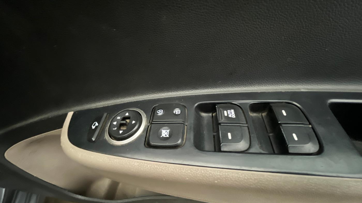 2019 Hyundai Grand i10 SPORTZ 1.2 KAPPA VTVT, CNG, Manual, 1,09,216 km, Driver Side Door Panels Control