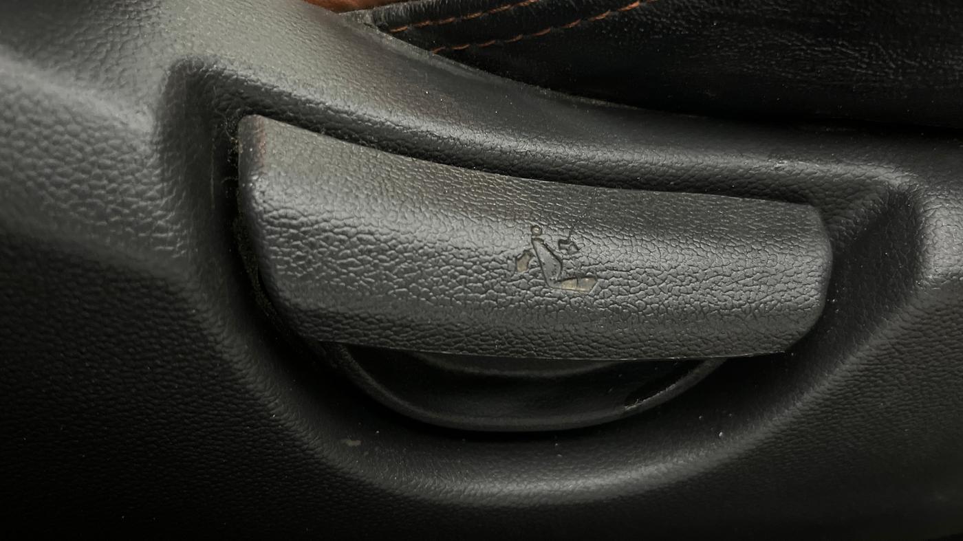 2019 Hyundai Grand i10 SPORTZ 1.2 KAPPA VTVT, CNG, Manual, 1,09,216 km, Driver Side Adjustment Panel