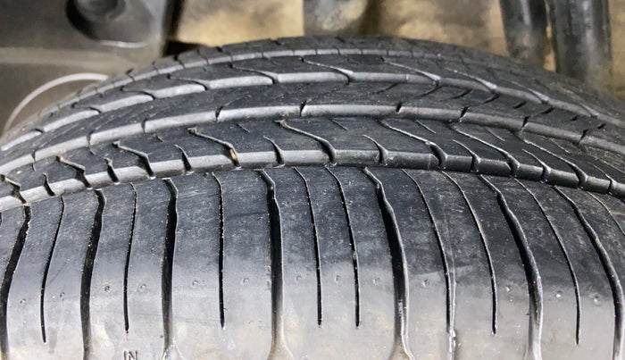 2017 Renault Duster RXL PETROL 104, CNG, Manual, 79,645 km, Right Rear Tyre Tread