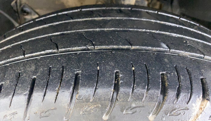 2017 Renault Duster RXL PETROL 104, CNG, Manual, 79,645 km, Left Front Tyre Tread