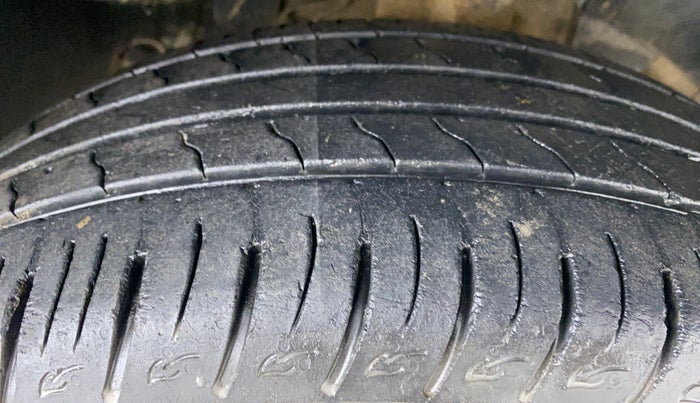 2017 Renault Duster RXL PETROL 104, CNG, Manual, 79,645 km, Right Front Tyre Tread