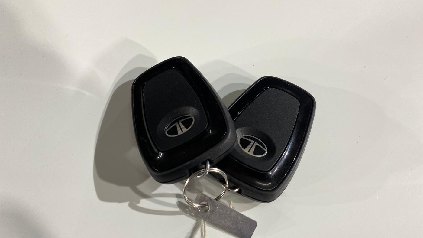 2025 Tata NEXON CREATIVE + SUNROOF 1.2 PETROL, Petrol, Manual, 8,414 km, Key Close Up