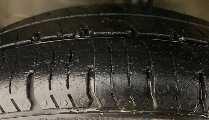 2014 Maruti Wagon R 1.0 LXI CNG, CNG, Manual, 1,05,185 km, Left Front Tyre Tread