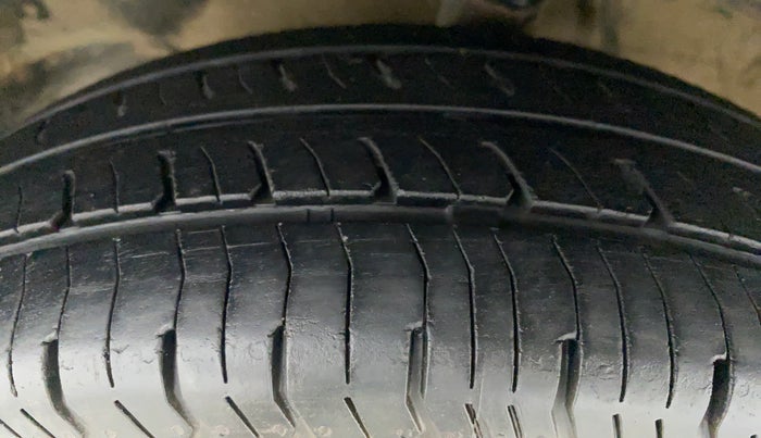 2014 Maruti Alto 800 LXI, Petrol, Manual, 82,404 km, Left Front Tyre Tread