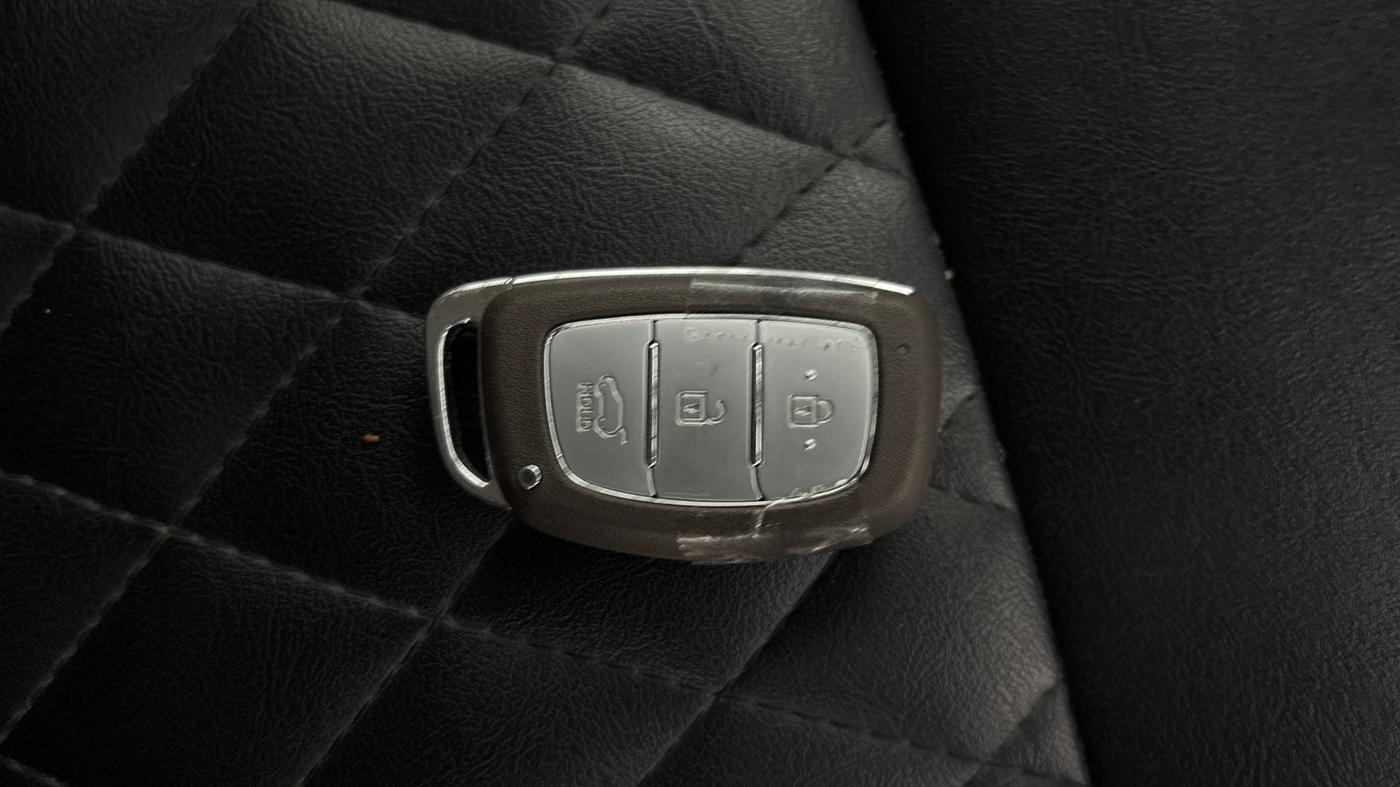 2023 Hyundai VENUE SX 1.2 PETROL, Petrol, Manual, 76,179 km, Key Close Up