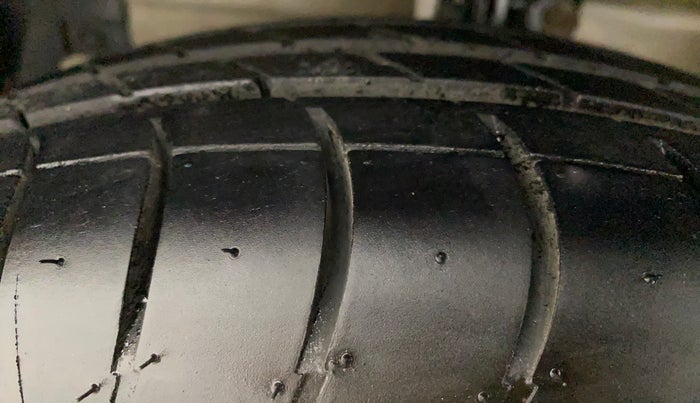 2013 Maruti Swift VXI, Petrol, Manual, 35,748 km, Left Front Tyre Tread