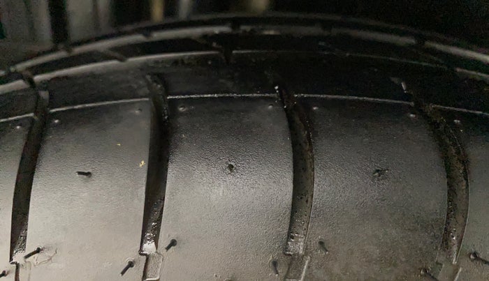 2013 Maruti Swift VXI, Petrol, Manual, 35,748 km, Right Rear Tyre Tread