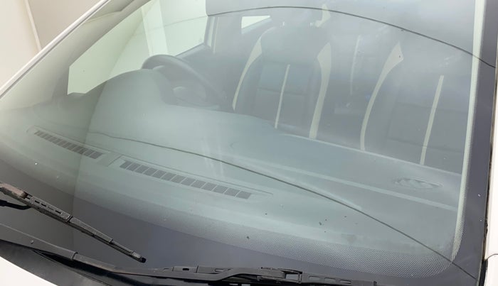 2013 Volkswagen Polo COMFORTLINE 1.2L PETROL, Petrol, Manual, 1,19,316 km, Front windshield - Minor spot on windshield