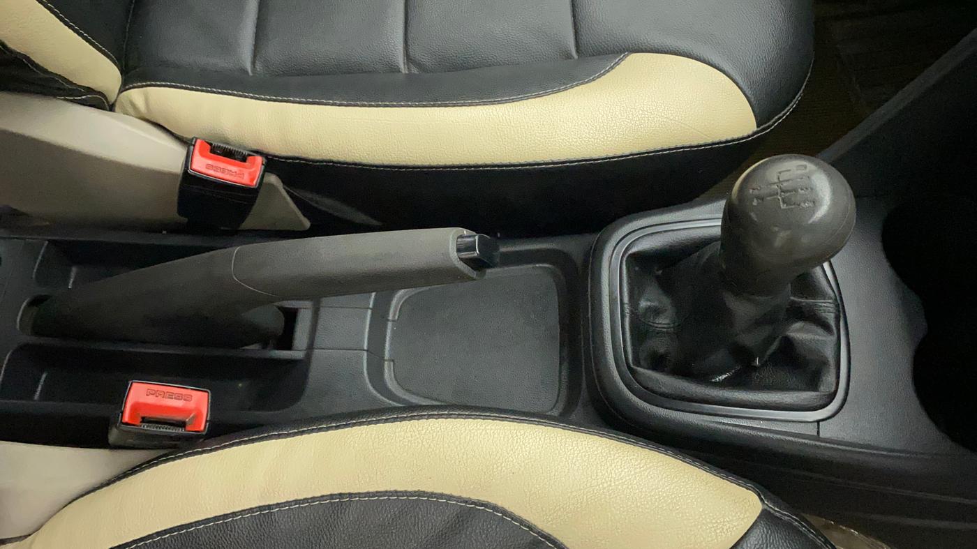 2013 Volkswagen Polo COMFORTLINE 1.2L PETROL, Petrol, Manual, 1,19,316 km, Gear Lever