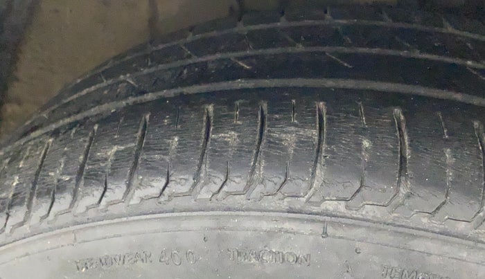 2013 Volkswagen Polo COMFORTLINE 1.2L PETROL, Petrol, Manual, 1,19,316 km, Right Front Tyre Tread