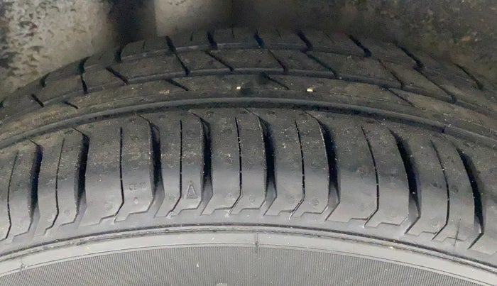 2013 Volkswagen Polo COMFORTLINE 1.2L PETROL, Petrol, Manual, 1,19,316 km, Right Rear Tyre Tread