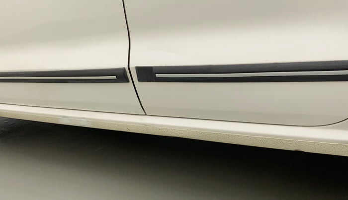 2013 Volkswagen Polo COMFORTLINE 1.2L PETROL, Petrol, Manual, 1,19,316 km, Left running board - Slightly dented