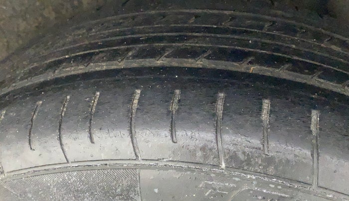 2013 Volkswagen Polo COMFORTLINE 1.2L PETROL, Petrol, Manual, 1,19,316 km, Left Rear Tyre Tread