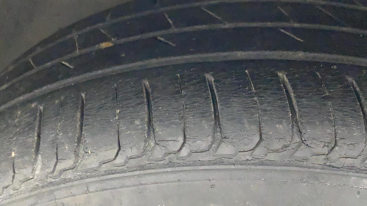 2013 Volkswagen Polo COMFORTLINE 1.2L PETROL, Petrol, Manual, 1,19,316 km, Left Front Tyre Tread